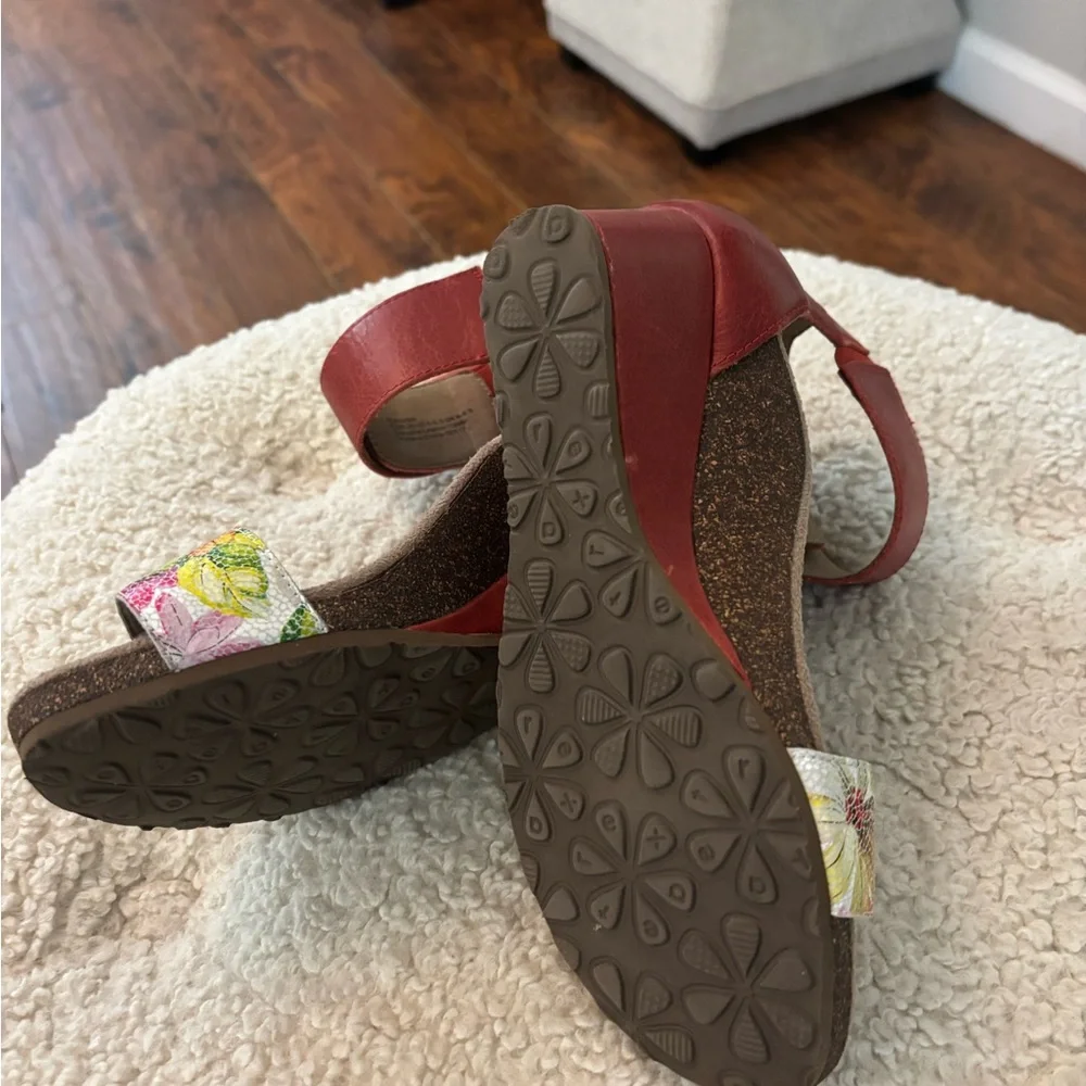 Aetrex Becca ankle strap Wedge Sandal red leather floral size 36  (6.5 women)
